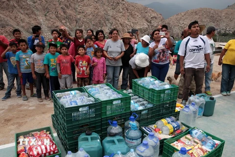 Người dân Peru xếp hàng chờ lấy nước tại Huarochiri, Lima ngày 18/3. (Nguồn: EPA/TTXVN) 