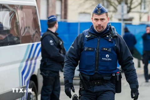 Cảnh sát Bỉ trong một đợt truy quét các phần tử khủng bố tại quận Forest ở Brussels ngày 26/1. (Nguồn: EPA/TTXVN) 