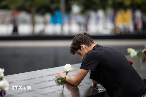 Tưởng nhớ các nạn nhân tại Đài tưởng niệm ở New York ngày 11/9. (Nguồn: THX/TTXVN) 