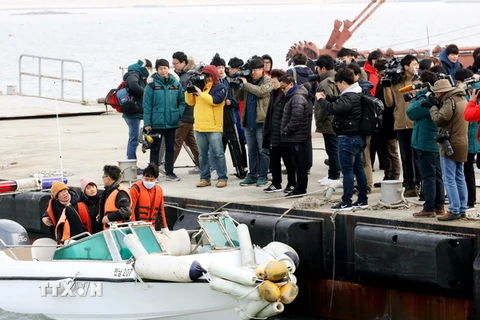 Thân nhân các nạn nhân trong vụ chìm phà Sewol theo dõi quá trình trục vớt ở ngoài khơi đảo Jindo, Hàn Quốc ngày 28/3. (Nguồn: EPA/TTXVN) 