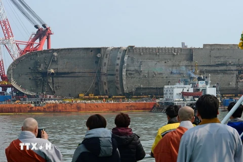 Phà Sewol được tàu ngầm chuyển về gần đảo Jindo sau khi được trục vớt ngày 26/3. (Nguồn: YONHAP/TTXVN)
