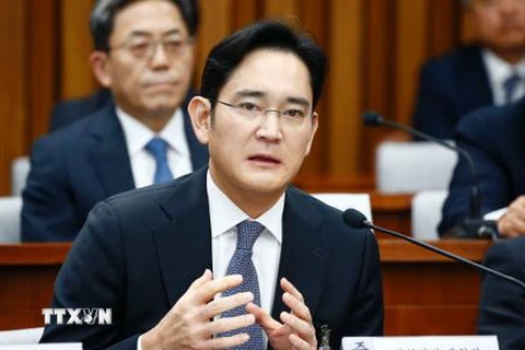 Phó Chủ tịch Samsung Lee Jae Yong (phía trước) trả lời chất vấn tại Quốc hội Hàn Quốc ở thủ đô Seoul ngày 6/12/2016. (Nguồn: Kyodo/TTXVN) 
