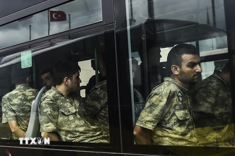 Các nghi can trong vụ đảo chính trên xe buýt đến tòa án ở Istanbul ngày 20/7/2016. (Nguồn: AFP/TTXVN)