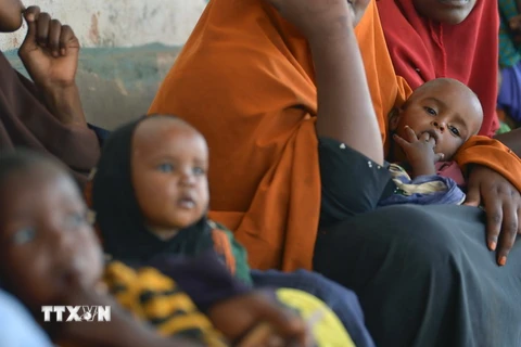 Người dân Somalia tại một trại tị nạn ở thị trấn Baidoa. (Nguồn: AFP/TTXVN) 