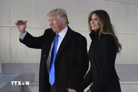 Tổng thống đắc cử Donald Trump (trái) và phu nhân Melania Trump (phải) tại Washington, DC. (Nguồn: AFP/TTXVN) 