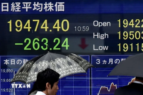 Bảng tỷ giá chứng khoán tại sàn giao dịch ở Tokyo. (Nguồn: AFP/TTXVN) 