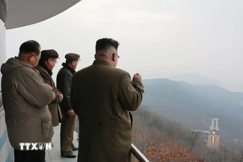 Nhà lãnh đạo Triều Tiên Kim Jong-un (phải) theo dõi việc thử động cơ tên lửa tại một địa điểm bí mật. (Nguồn: EPA/TTXVN)