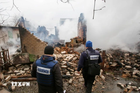 Các quan sát viên thuộc Tổ chức OSCE điều tra ngôi nhà riêng bị phá hủy sau một vụ nã pháo ở Avdiivka, Ukraine. (Nguồn: EPA/TTXVN) 