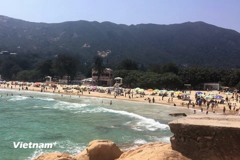 Toàn cảnh bãi biển Shek O nhìn từ trên núi. (Nguồn: Vietnam+)