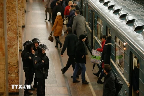 Cảnh sát gác tại nhà ga tàu điện ngầm ở thủ đô Moskva sau vụ tấn công khủng bố ở St.Petersburg ngày 3/4. (Nguồn: THX/TTXVN) 