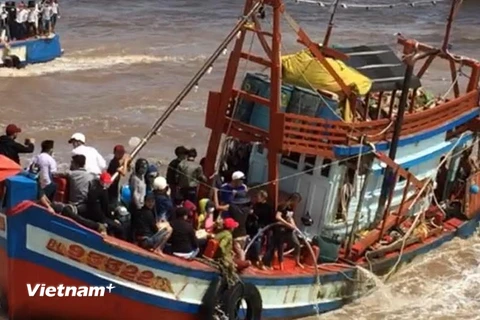 Con tàu bị chìm chở 39 người đang tham gia Lễ hội Nghinh Ông. (Ảnh: Thanh Quang/Vietnam+)