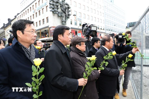 Việt Nam đặt hoa tưởng niệm nạn nhân vụ tấn công tại Thụy điển