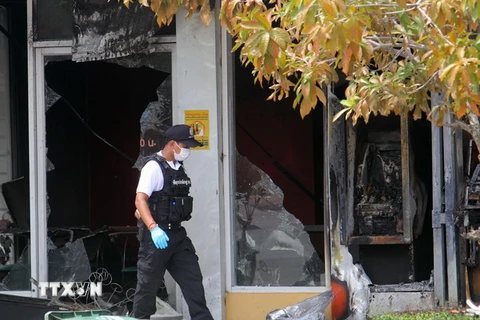 Cảnh sát Thái Lan điều tra tại hiện trường một vụ đánh bom ở khu vực Pattani, miền nam Thái Lan. (Nguồn: EPA/TTXVN)
