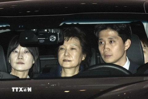 Cựu Tổng thống Hàn Quốc Park Geun-hye (giữa) được áp giải tới nơi tạm giam sau khi rời khỏi Văn phòng Công tố quận Seoul. (Nguồn: THX/TTXVN) 