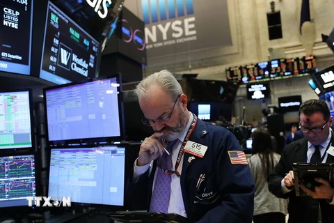 Các nhà giao dịch tại thị trường chứng khoán New York. (Nguồn: AFP/TTXVN) 