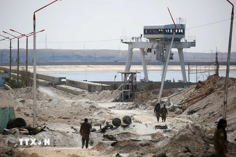 Lực lượng dân chủ Syria tuần tra tại khu vực đập Tabqa ngày 27/3. (Nguồn: AFP/TTXVN) 