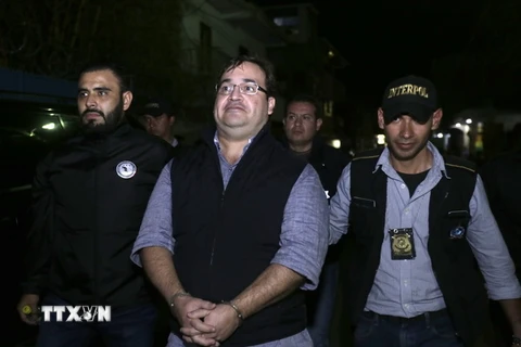 Cựu Thống đốc bang Veracruz, Javier Duarte de Ochoa (giữa) bị dẫn độ về nước sau khi bị bắt ở Panajache, Solola, Guatemala ngày 15/4. (Nguồn: AFP/TTXVN) 