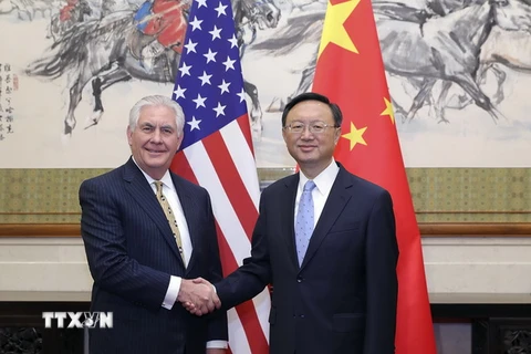 Ủy viên Quốc vụ Trung Quốc Dương Khiết Trì (phải) gặp Ngoại trưởng Mỹ Rex Tillerson (trái) tại Bắc Kinh, Trung Quốc ngày 18/3. (Nguồn: EPA/TTXVN)