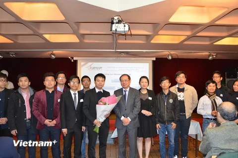 Đại sứ Nguyễn Ngọc Sơn lên tặng hoa và chúc mừng Ban chấp hành nhiệm kỳ 2017-2019. (Ảnh: Bích Hà/Vietnam+) 