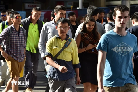 Người dân đi bộ trên một con phố ở Sydney, Australia ngày 20/4. (Nguồn: AFP/TTXVN) 