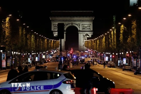 Cảnh sát phong tỏa lối vào đại lộ Champs-Elysées ở thủ đô Paris sau vụ tấn công ngày 20/4. (Nguồn: AFP/TTXVN) 