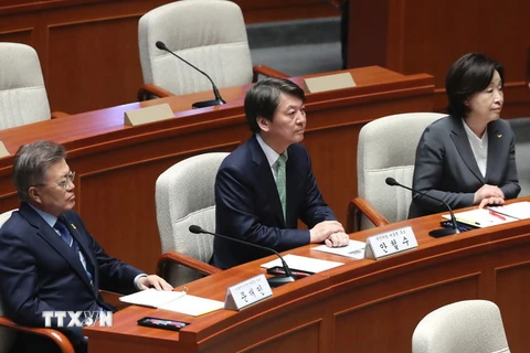 (Từ trái sang phải) Ứng cử viên Moon Jae-in, ứng cử viên Ahn Cheol-soo và ứng cử viên Sim Sang Jeung tại phiên họp ở Seoul. (Nguồn: AFP/TTXVN)