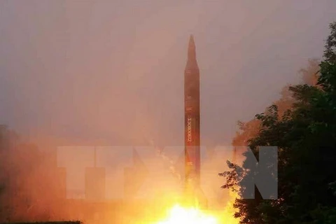 Một tên lửa đạn đạo được phóng thử trong cuộc tập trận của đơn vị pháo binh Hwasong thuộc Lực lượng chiến lược của Quân đội Nhân dân Triều Tiên. (Nguồn: YONHAP/TTXVN)