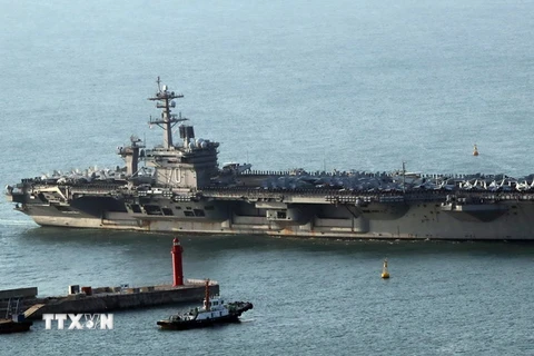 Tàu sân bay USS Carl Vinson tới cảng Busan Hàn Quốc ngày 15/3. (Nguồn: YONHAP/TTXVN) 