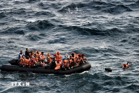 Những người di cư tới đảo Lesbos thuộc Hy Lạp sau hành trình vượt biển Aegean từ Thổ Nhĩ Kỳ ngày 30/9. (Nguồn: AFP/TTXVN) 