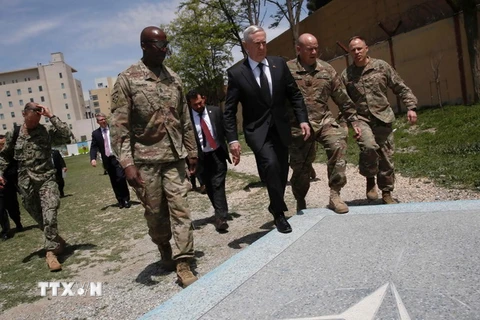 Bộ trưởng Quốc phòng Mỹ James Mattis (thứ 3, phải) tới thủ đô Kabul, Afghanistan ngày 24/4. (Nguồn: AFP/TTXVN) 