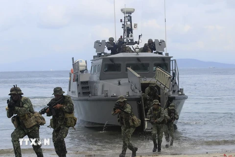 Hải quân Philippines diễn tập tình huống giải cứu con tin trong cuộc tập trận đổ bộ tại Ternate. (Nguồn: Reuters/TTXVN) 
