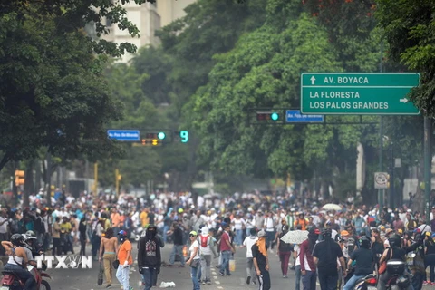 Người biểu tình bạo loạn xung đột với cảnh sát tại thủ đô Caracas, Venezuela, ngày 20/4. (Nguồn: AFP/TTXVN)