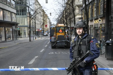Cảnh sát gác gần hiện trường vụ tấn công bằng xe tải ở Stockholm, Thụy Điển, ngày 8/4. (Nguồn: EPA/TTXVN) 