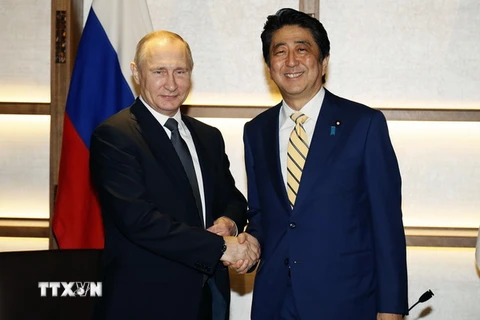 Tổng thống Nga Vladimir Putin (trái) và Thủ tướng Nhật Bản Shinzo Abe (phải). (Nguồn: AFP/TTXVN)