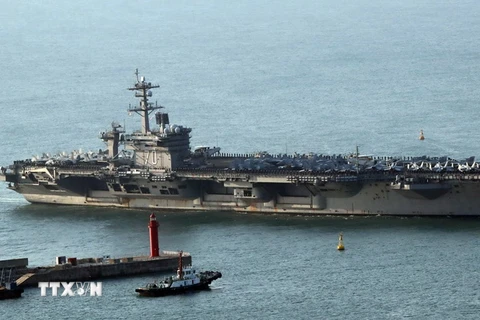 Tàu sân bay USS Carl Vinson tới cảng Busan Hàn Quốc ngày 15/3. (Nguồn: YONHAP/TTXVN)