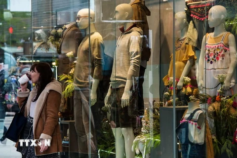 Người dân mua sắm trên phố Oxford ở thủ đô London. (Nguồn: AFP/TTXVN) 
