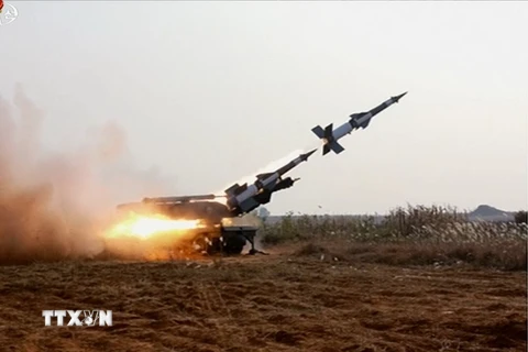 Cuộc tập trận bắn đạn thật chống máy bay của quân đội Triều Tiên tại một địa điểm bí mật ở khu vực phía tây biên giới liên Triều. (Nguồn: EPA/TTXVN) 
