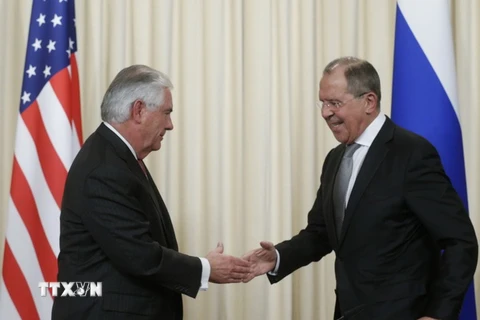 Ngoại trưởng Nga Sergei Lavrov (phải) và Ngoại trưởng Mỹ Rex Tillerson (trái) tại cuộc gặp ở Moskva. (Nguồn: EPA/TTXVN) 