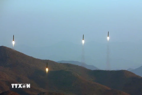 Các tên lửa đạn đạo của Triều Tiên được phóng thử trong một buổi diễn tập quân sự của đơn vị pháo binh Hwaesong thuộc Quân đội Nhân dân Triều Tiên. (Nguồn: EPA/TTXVN)