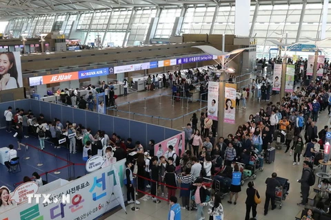 Cử tri Hàn Quốc bỏ phiếu bầu Tổng thống tại điểm bầu cử ở sân bay Incheon, phía Tây Seoul, ngày 4/5. (Nguồn: AFP/TTXVN) 