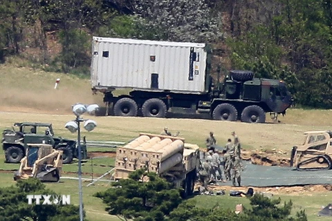 Các trang thiết bị cần thiết cho việc lắp đặt THAAD được vận chuyển tới Seongju, đông nam Hàn Quốc ngày 27/4. (Nguồn: Yonhap/TTXVN) 
