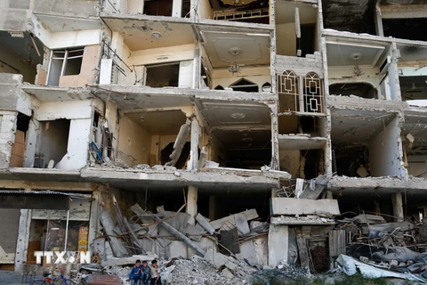 Cảnh đổ nát sau các cuộc giao tranh tại Ghouta ngoại ô phía Đông thủ đô Damascus ngày 24/4. (Nguồn: AFP/TTXVN)