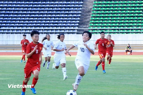 Pha dốc bóng của tiền vệ mang áo số 8, Trần Thị Thu Xuân. (Ảnh: Phạm Kiên/Vietnam+)