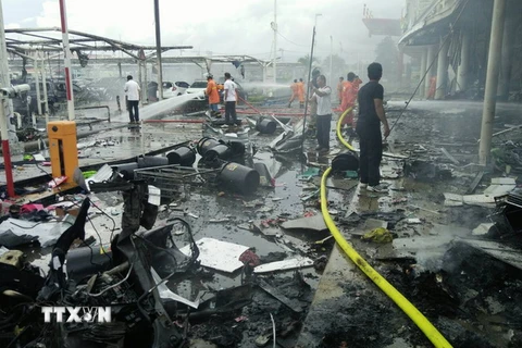 Lực lượng cứu hộ làm nhiệm vụ tại hiện trường vụ nổ ở Pattani ngày 9/5. (Nguồn: THX/TTXVN) 