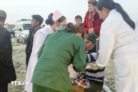 Lực lượng cứu hộ hỗ trợ người dân tại khu vực động đất ở làng Kuzigun, huyện Taxkorgan ngày 11/5. (Nguồn: THX/TTXVN) 