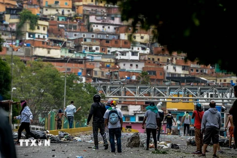 Người biểu tình dựng chứng ngại vật, phong tỏa các tuyến phố trong cuộc biểu tình chống Chính phủ ở Caracas ngày 2/5. (Nguồn: AFP/TTXVN) 