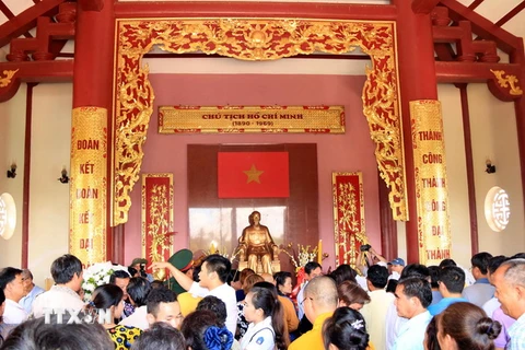 Rất đông bà con cộng đồng người Việt tại Lào đến dâng hương lên Bác nhân kỷ niệm 127 năm ngày sinh của Người. (Ảnh: Phạm Kiên/TTXVN)
