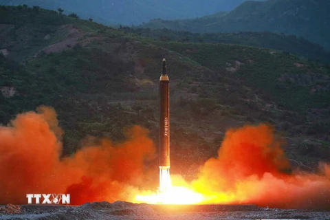 Triều Tiên phóng thử tên lửa đạn đạo đất đối đất kiểu mới Hwasong-12 ngày 14/5. (Nguồn: YONHAP/TTXVN) 