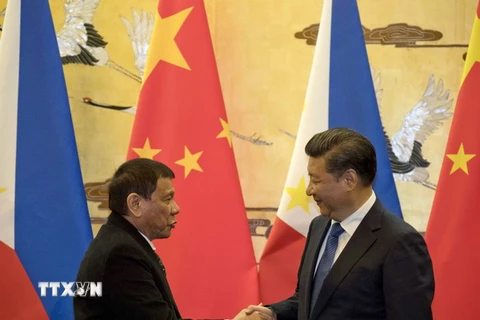 Chủ tịch Trung Quốc Tập Cận Bình (phải) và Tổng thống Philippines Rodrigo Duterte. (Nguồn: AFP/TTXVN)