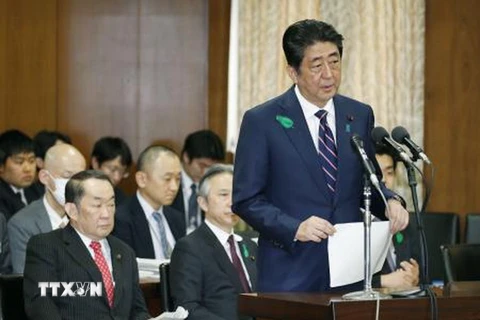 Thủ tướng Nhật Bản Shinzo Abe (giữa). (Nguồn: Kyodo/TTXVN)